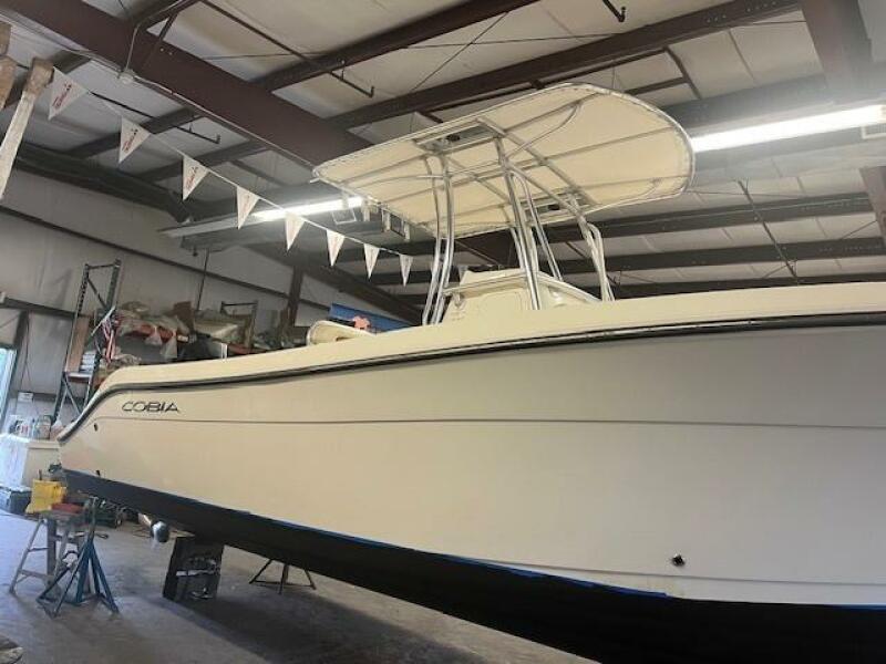 24' 2022 Cobia 237