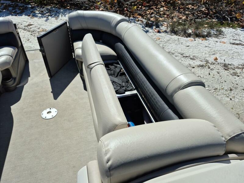 27' 2017 Avalon 2785 Catalina QL