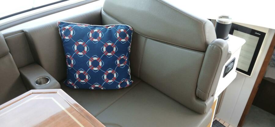 41' 2014 Cruisers Yachts 