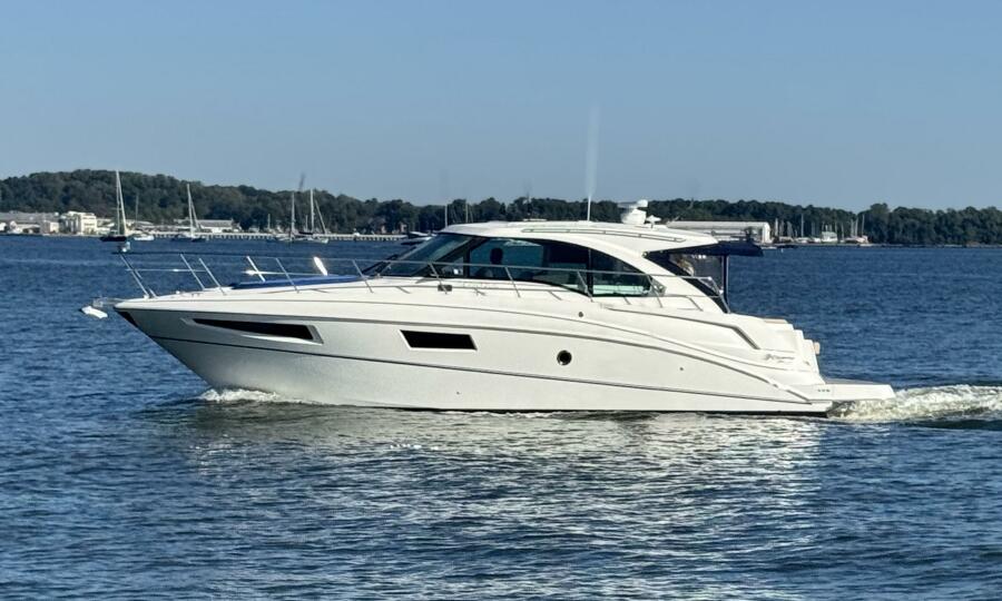 41' 2014 Cruisers Yachts 