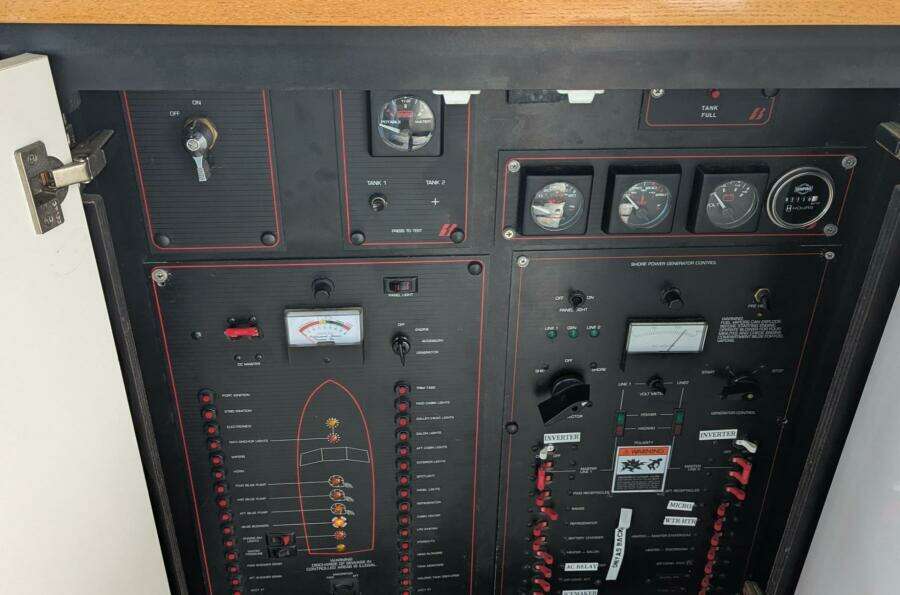 43ft Bayliner Yacht For Sale