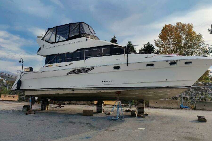 43ft Bayliner Yacht For Sale