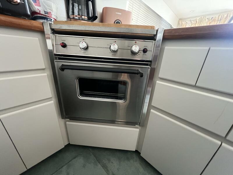 37' 1994 Carver 370 Voyager