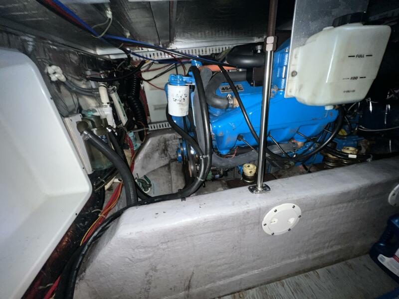 37' 1994 Carver 370 Voyager