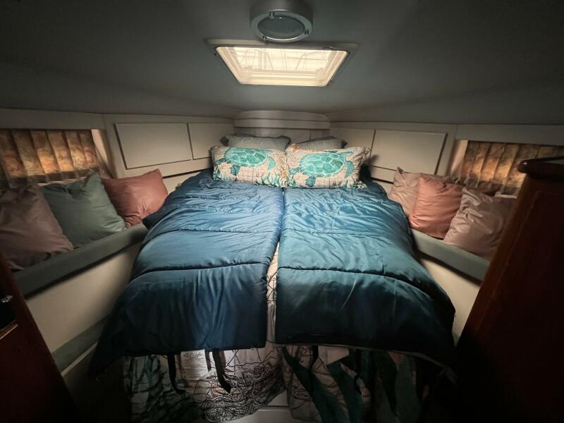 37' 1994 Carver 370 Voyager