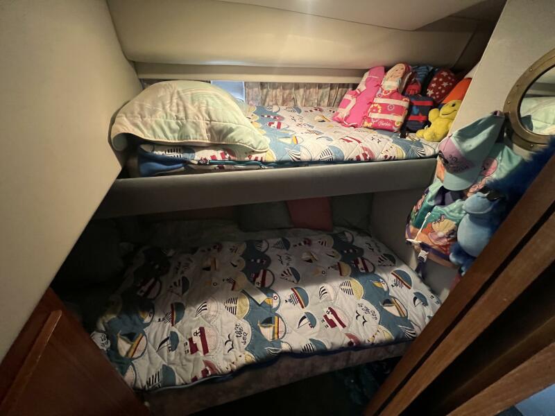 37' 1994 Carver 370 Voyager