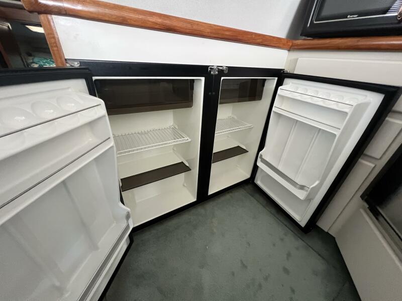 37' 1994 Carver 370 Voyager