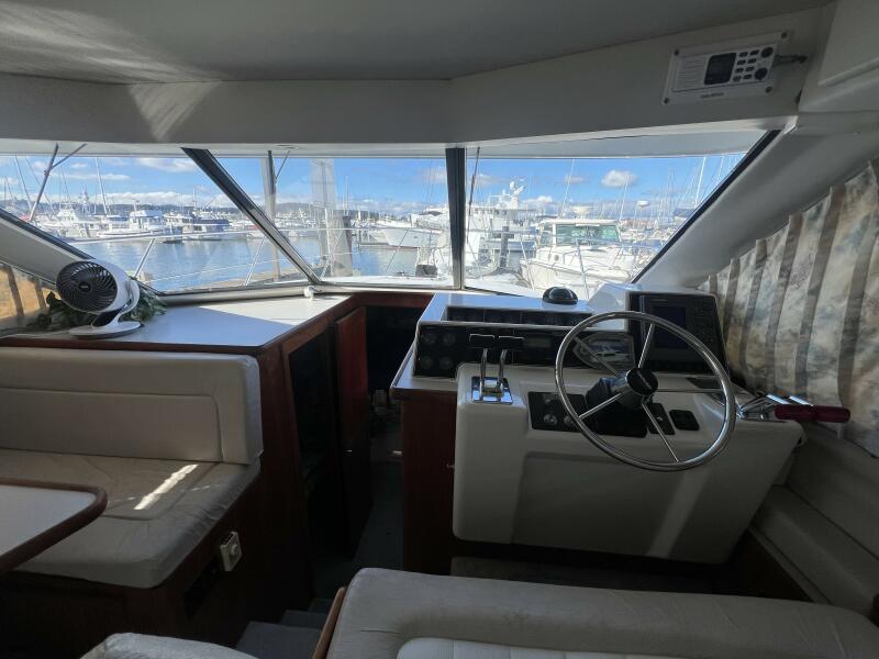 37' 1994 Carver 370 Voyager