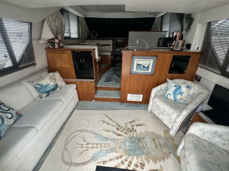 37' 1994 Carver 370 Voyager