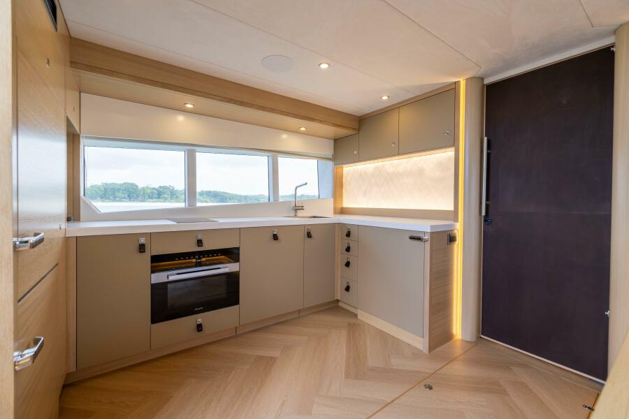 67' 2025 Steeler Bronson 67 Beachclub