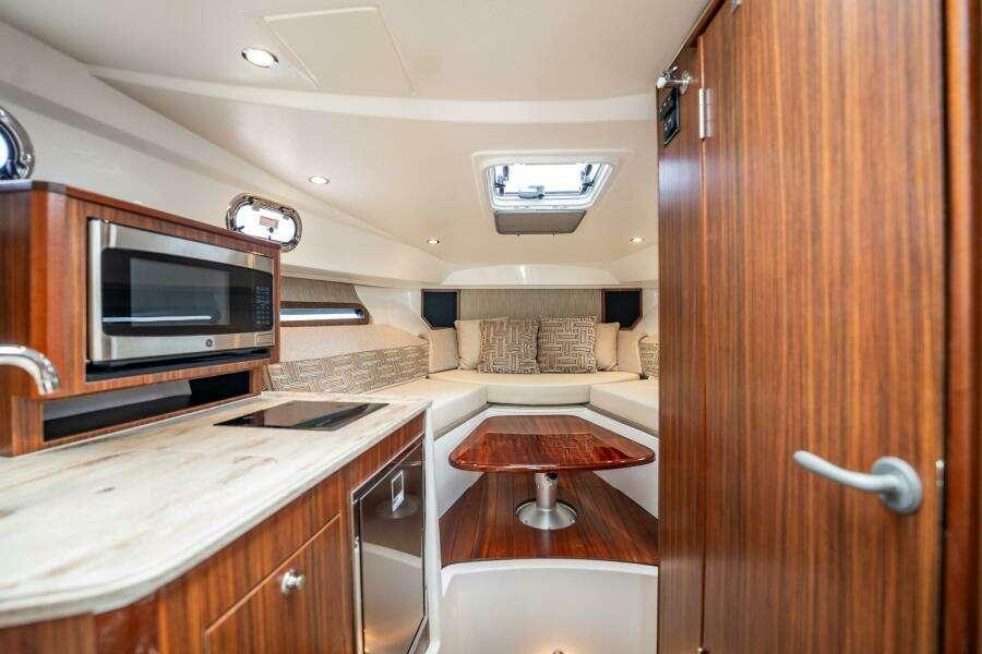 TL Sea 32ft Pursuit Yacht For Sale