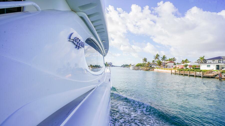 80' 2004 Lazzara Yachts 80 SL