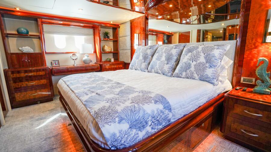 80' 2004 Lazzara Yachts 80 SL