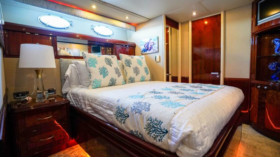 80' 2004 Lazzara Yachts 80 SL