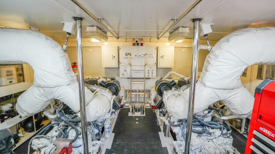 80' 2004 Lazzara Yachts 80 SL