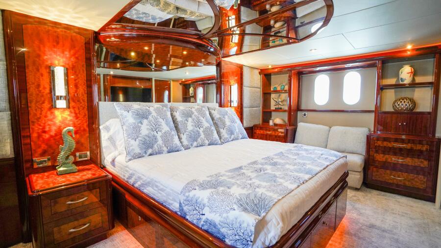 80' 2004 Lazzara Yachts 80 SL