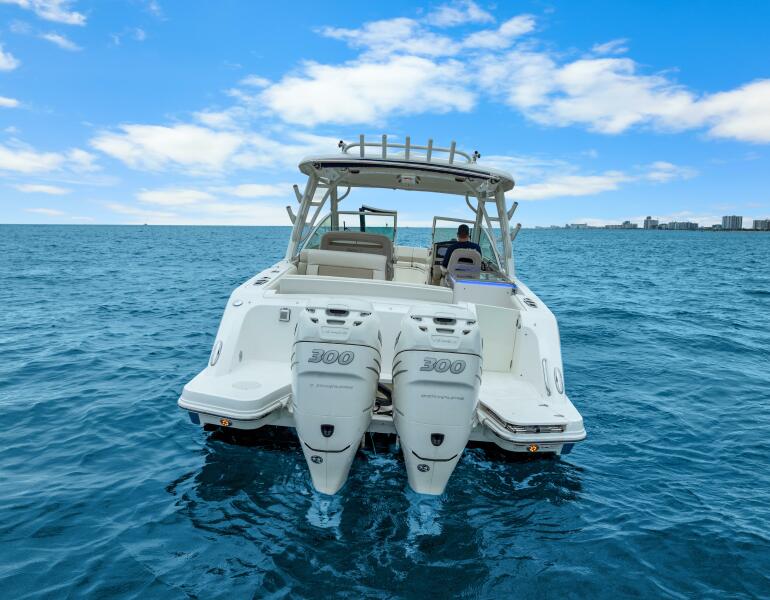 32' 2018 Boston Whaler 320 Vantage