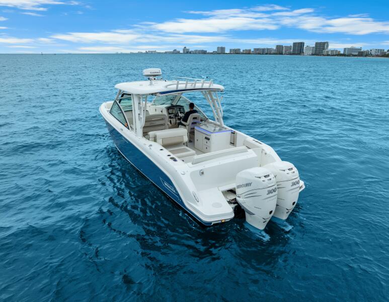 32' 2018 Boston Whaler 320 Vantage