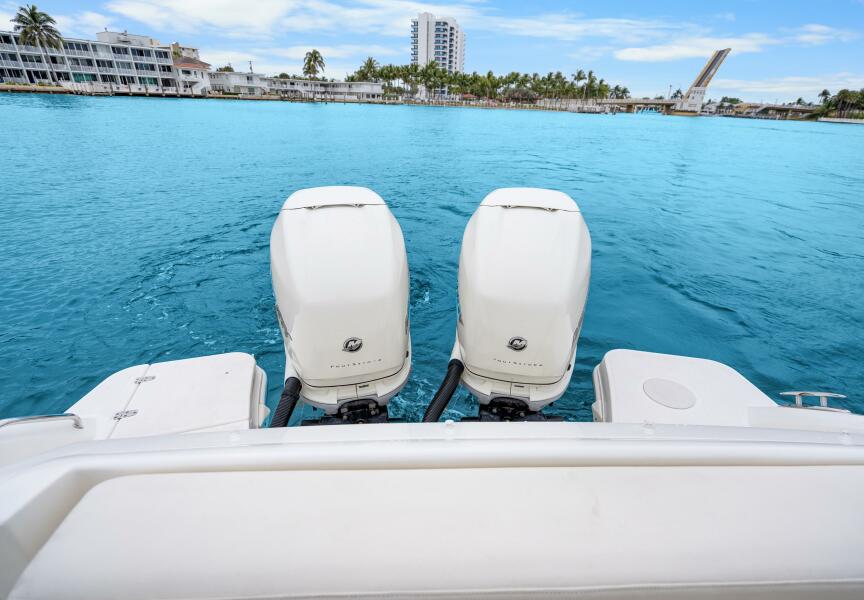 32' 2018 Boston Whaler 320 Vantage