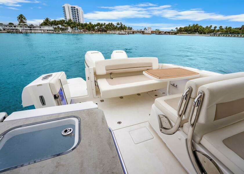 32ft Boston Whaler Yacht For Sale