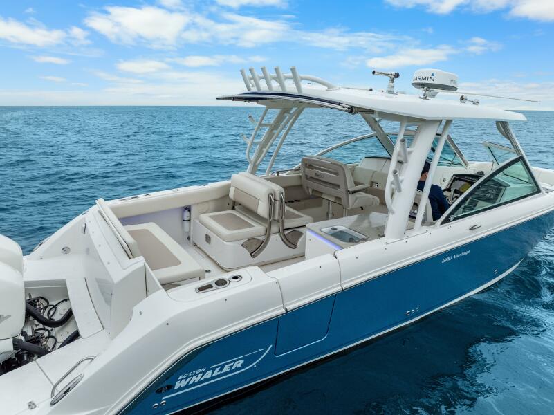32' 2018 Boston Whaler 320 Vantage