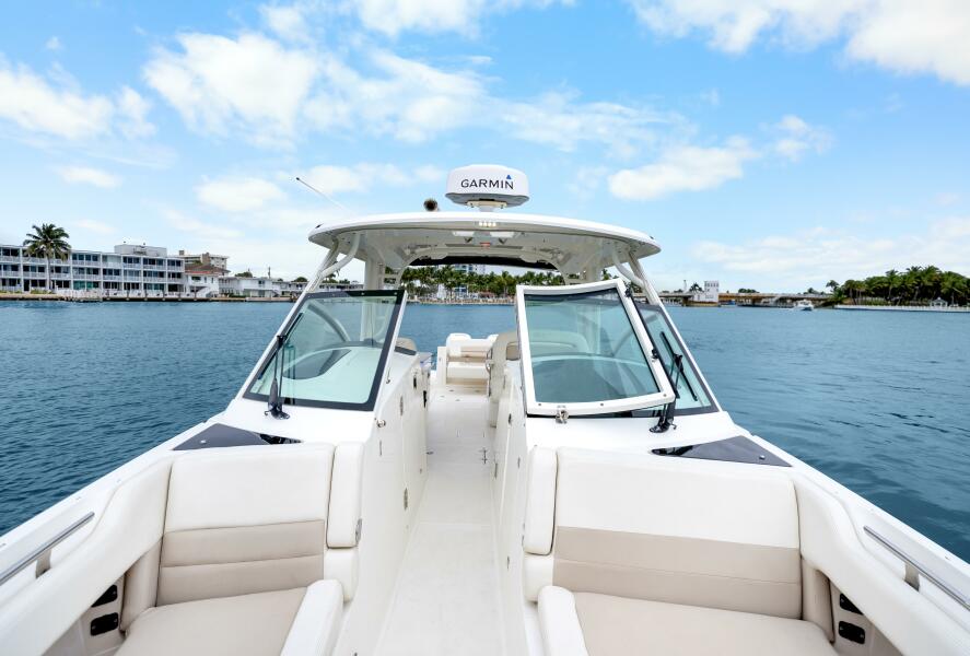 32' 2018 Boston Whaler 320 Vantage