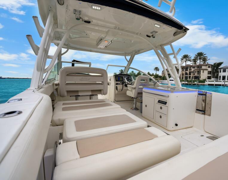 32' 2018 Boston Whaler 320 Vantage