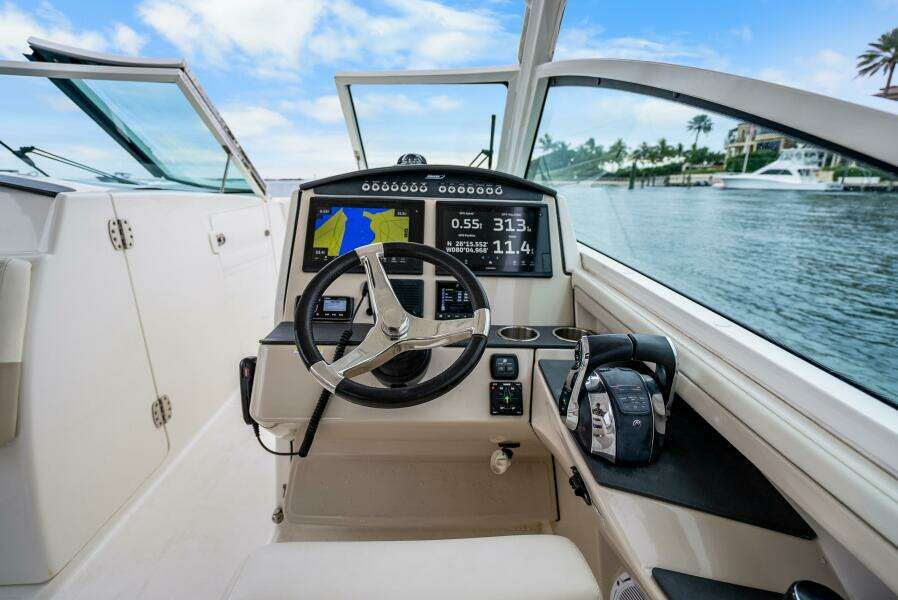 32ft Boston Whaler Yacht For Sale