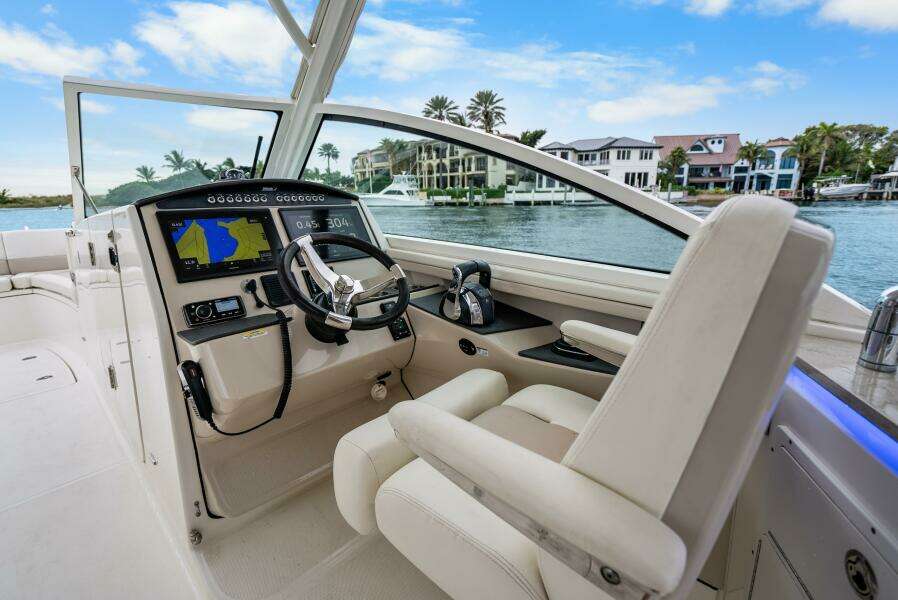 32ft Boston Whaler Yacht For Sale