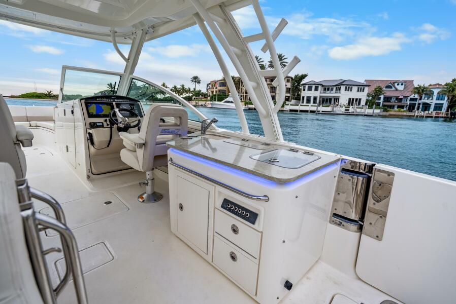 32' 2018 Boston Whaler 320 Vantage