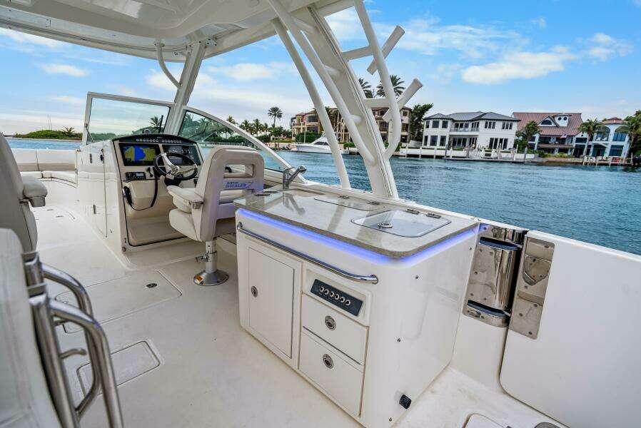 32ft Boston Whaler Yacht For Sale