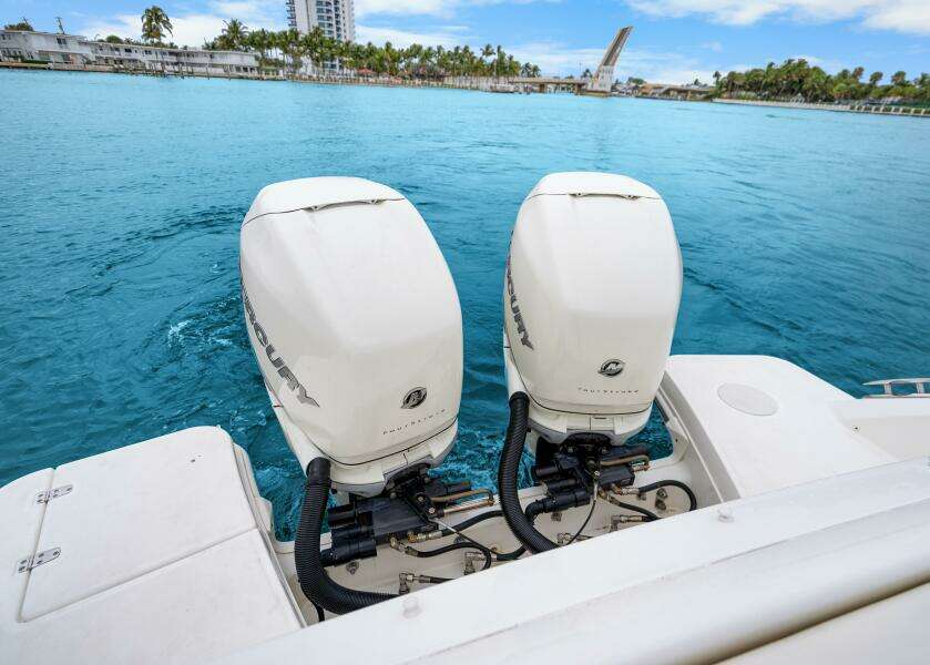 32ft Boston Whaler Yacht For Sale
