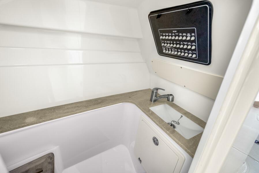 32' 2018 Boston Whaler 320 Vantage