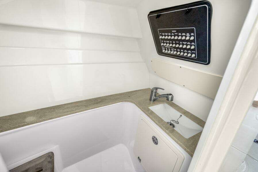 32ft Boston Whaler Yacht For Sale