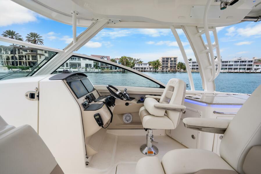 32' 2018 Boston Whaler 320 Vantage