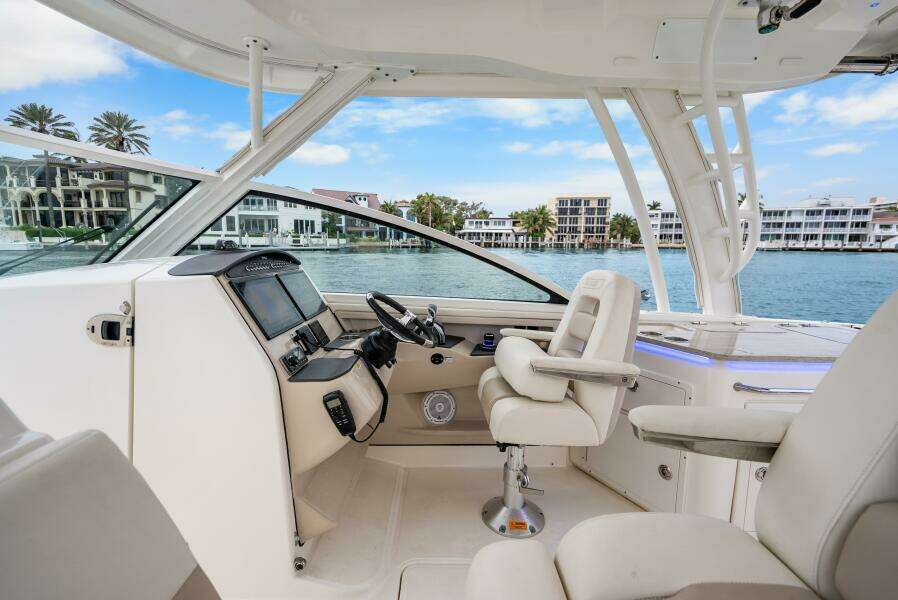 32ft Boston Whaler Yacht For Sale