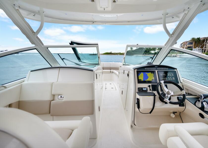 32' 2018 Boston Whaler 320 Vantage