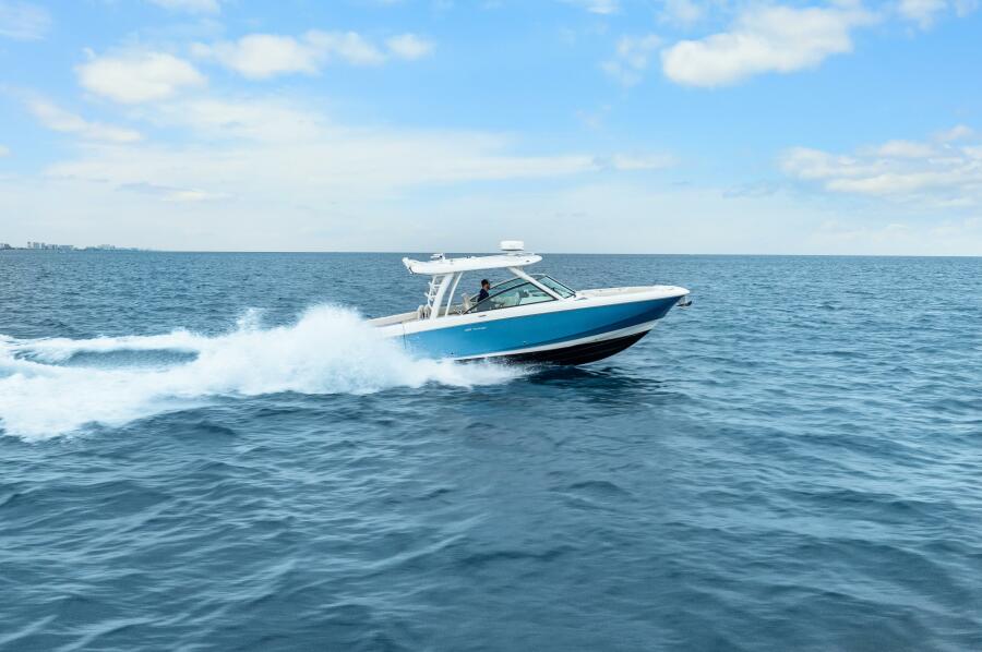 32' 2018 Boston Whaler 320 Vantage