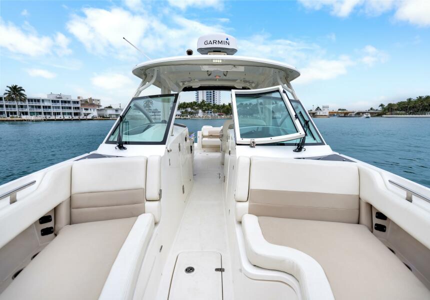 32' 2018 Boston Whaler 320 Vantage