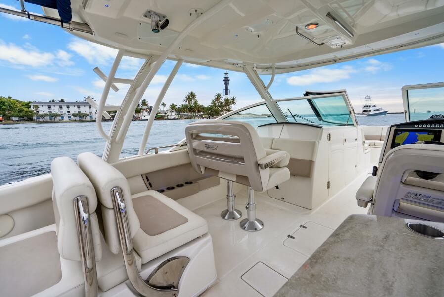 32' 2018 Boston Whaler 320 Vantage