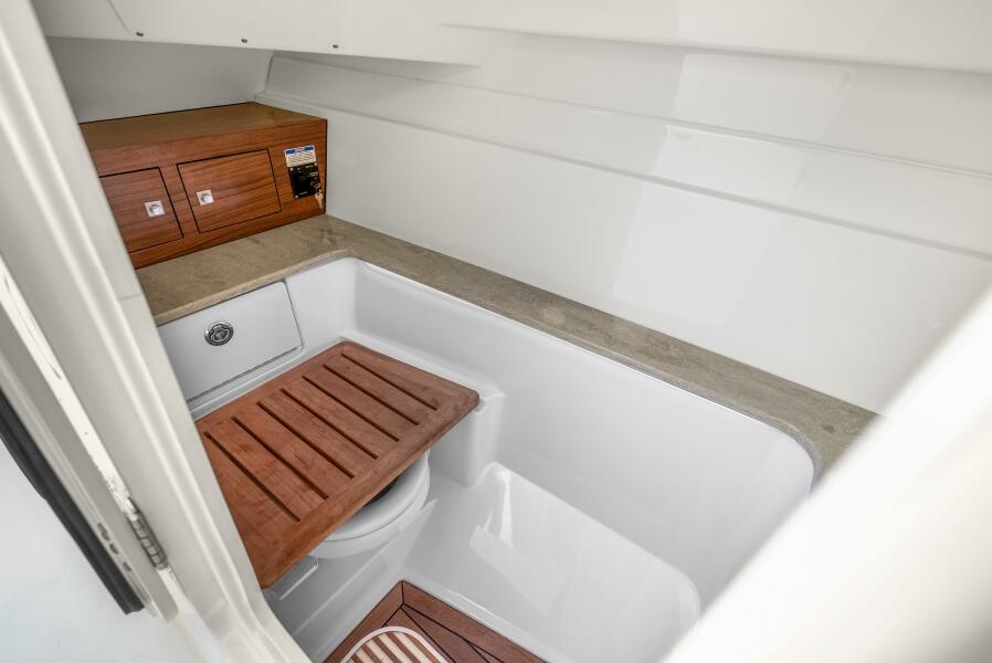 32' 2018 Boston Whaler 320 Vantage