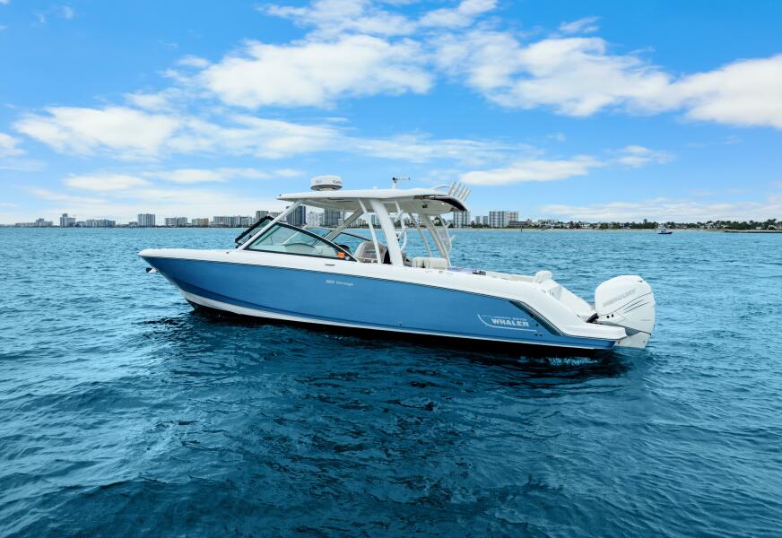 32' 2018 Boston Whaler 320 Vantage