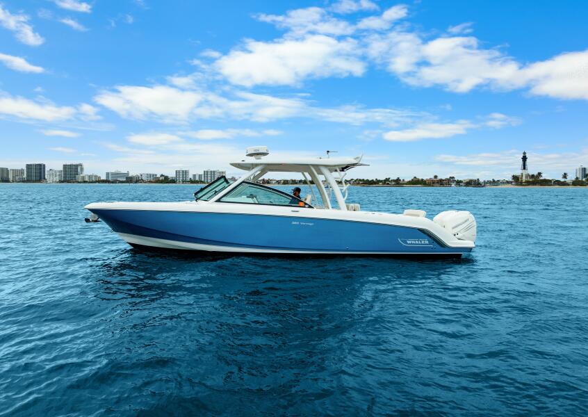 32' 2018 Boston Whaler 320 Vantage