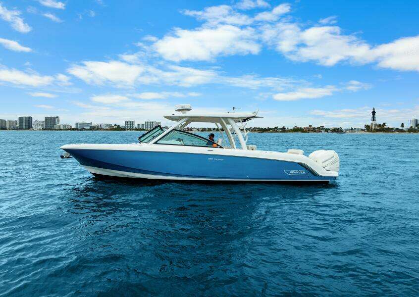 32ft Boston Whaler Yacht For Sale