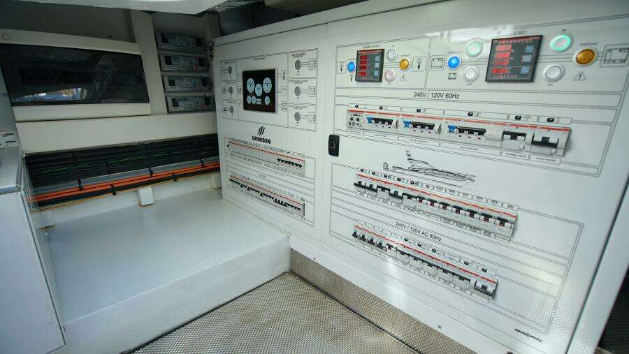 56ft Uniesse Yacht For Sale