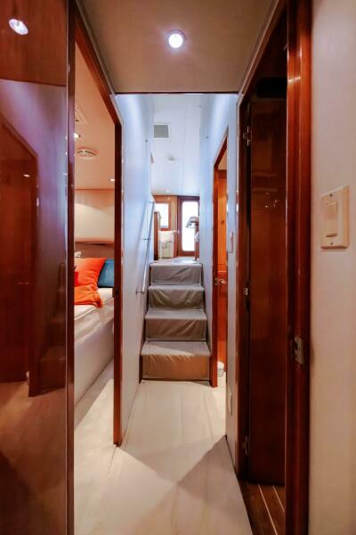 50' 2005 Hatteras 50 Convertible