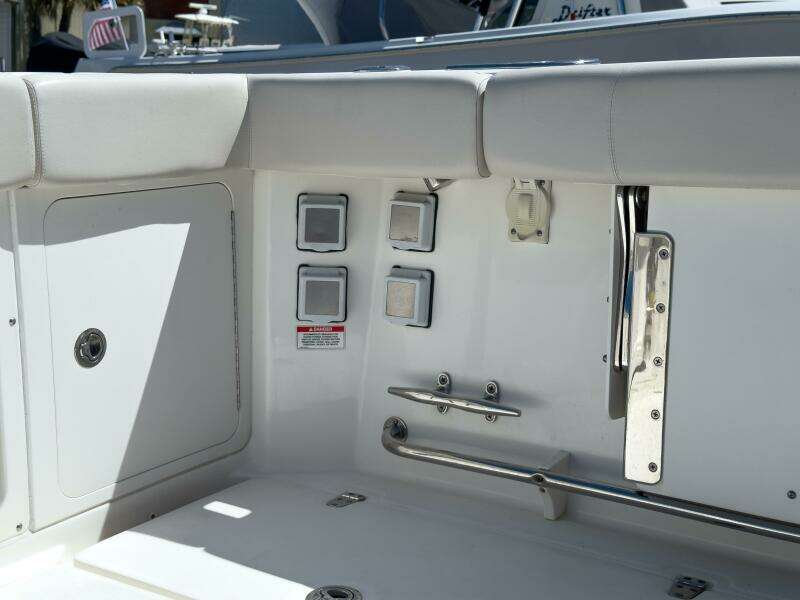 PEARL 31ft Boston Whaler Yacht For Sale