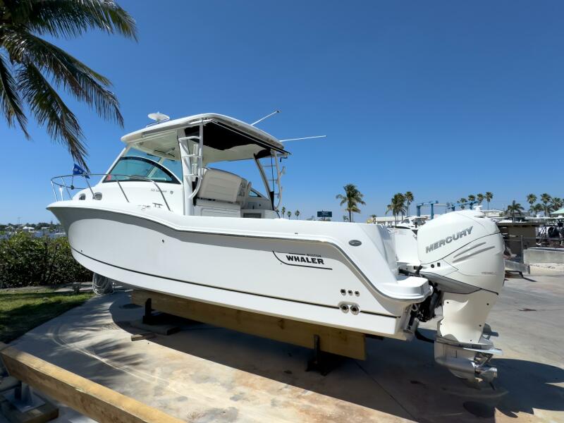 31' 2018 Boston Whaler 315 Conquest