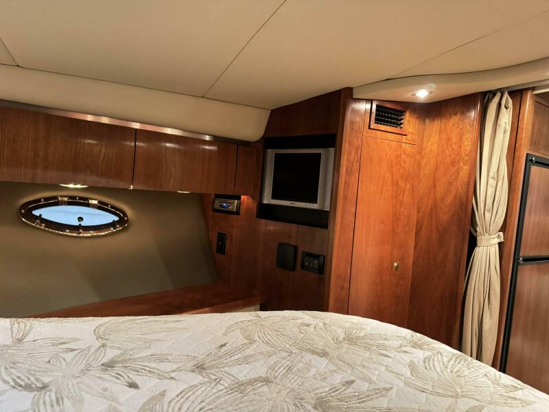 42' 2005 Cruisers Yachts 420 Express