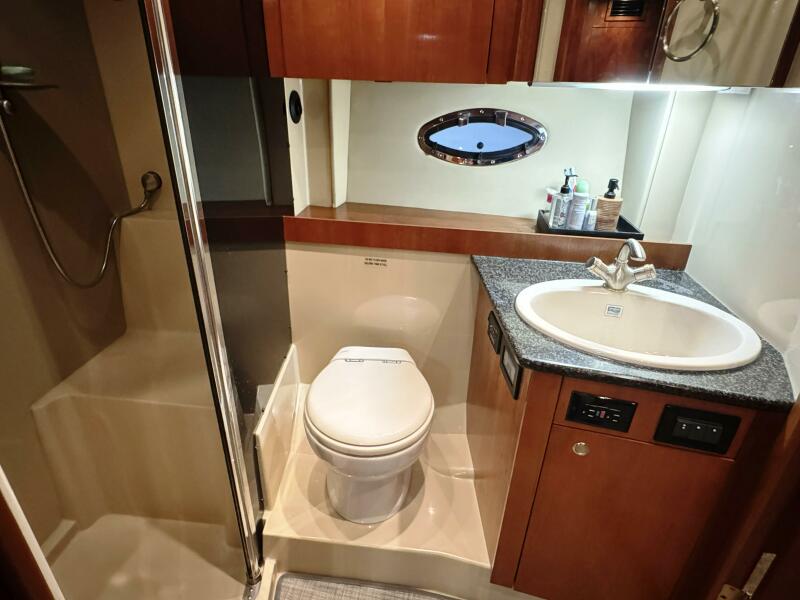 42' 2005 Cruisers Yachts 420 Express